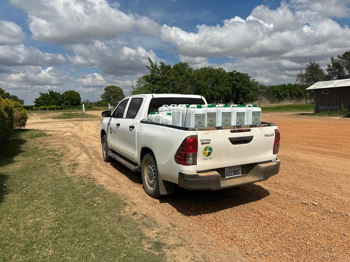 Camioneta cargada con bidones para entrega